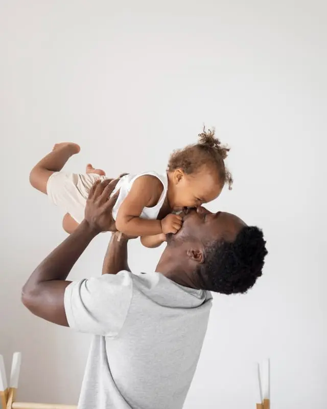 Photo d'un pere qui embrasse son fils